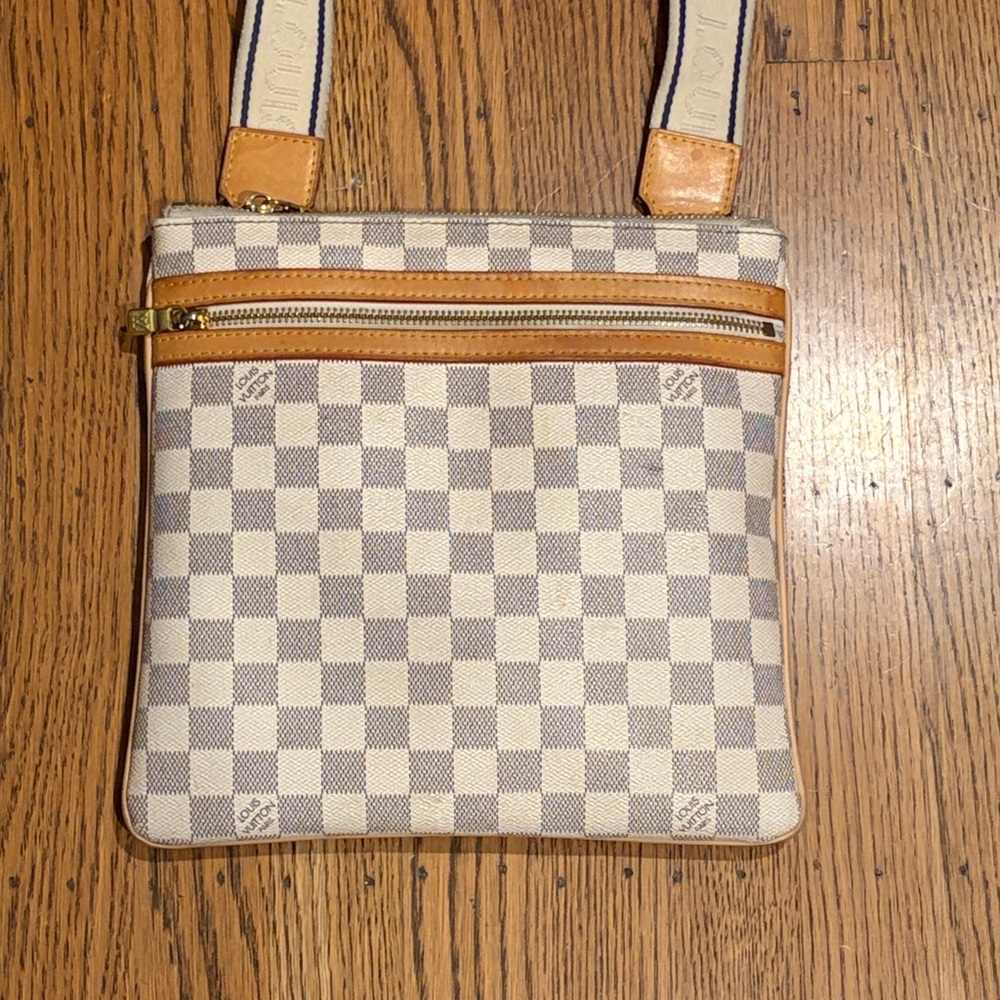 Louie Vuitton Purse - Picture 2 of 11